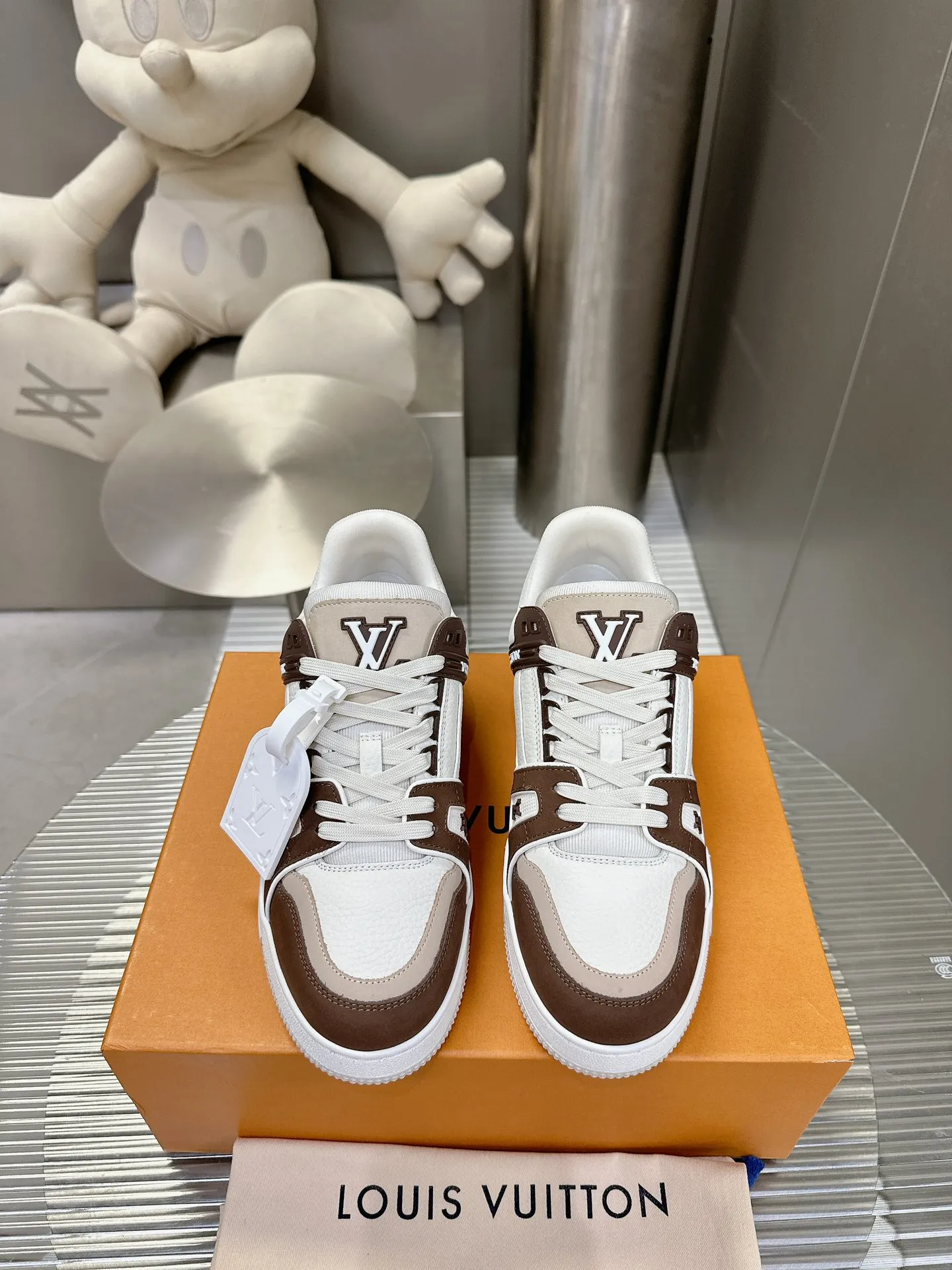👟👟Ex-factory price 840👟👟The highest version on the Internet⚠️Feel free to compare! 2021🔥New model, purchase quality LV~Louis Vuitton by Virgin Abloh’s best-looking sneakers, Donkey Brand strongly recommends new products, official website limited edition retro basketball sneakers! Both high and low tops cost money to purchase 1:1 accurate replicas of the originals. The details are invincible, full of sincerity, imported custom-made original cowhide, the original package method is the same, the details are 100% restored, and the private model customized the original one-piece T👟👟factory price U outsole, which is different from other brands. Without the original version, this effect cannot be achieved! 35-45 (46 is custom-made and non-refundable) Some colors are available in women’s styles